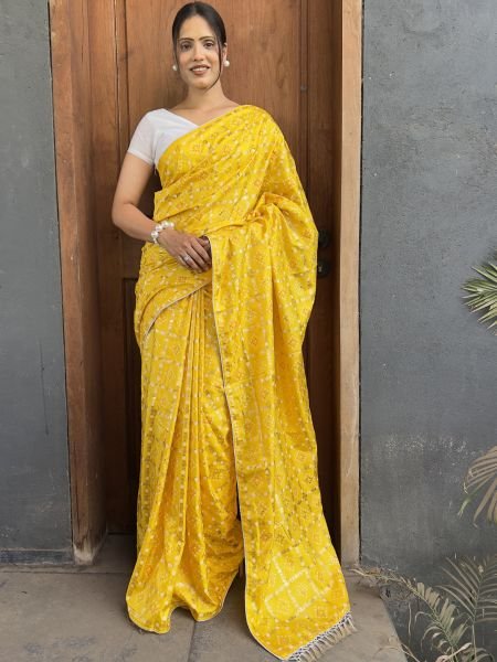 Floral Print Bandhani Silk Blend Saree with Unstitched Blouse Piece Printed Sarees