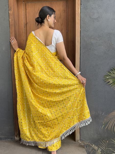 Floral Print Bandhani Silk Blend Saree with Unstitched Blouse Piece Printed Sarees