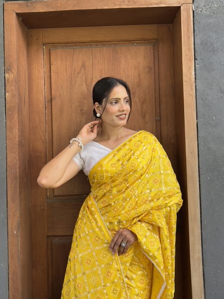 Floral Print Bandhani Silk Blend Saree with Unstitched Blouse Piece Printed Sarees