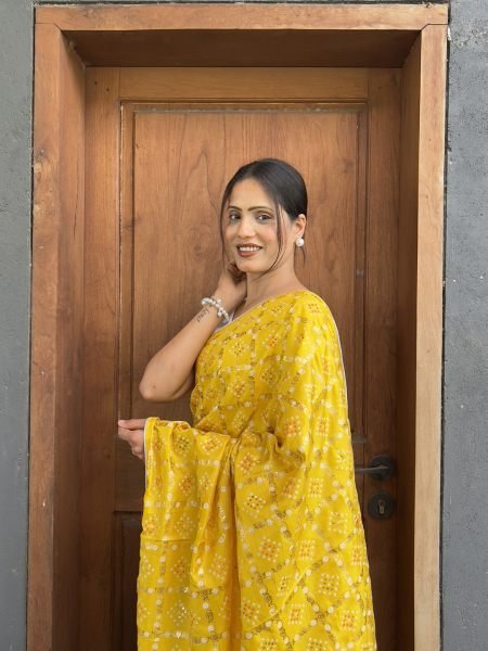 Floral Print Bandhani Silk Blend Saree with Unstitched Blouse Piece Printed Sarees