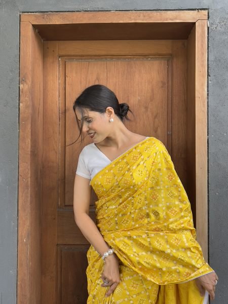 Floral Print Bandhani Silk Blend Saree with Unstitched Blouse Piece Printed Sarees
