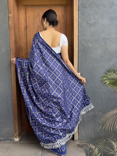 Floral Print Bandhani Silk Blend Saree with Unstitched Blouse Piece Printed Sarees