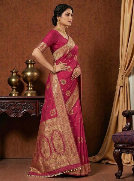 Traditional Dola Silk Saree with Woven Paisley Pallu and Hand Strung Bead Tassels Silk Sarees