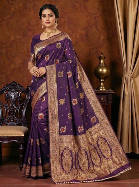 Traditional Dola Silk Saree with Woven Paisley Pallu and Hand Strung Bead Tassels Silk Sarees